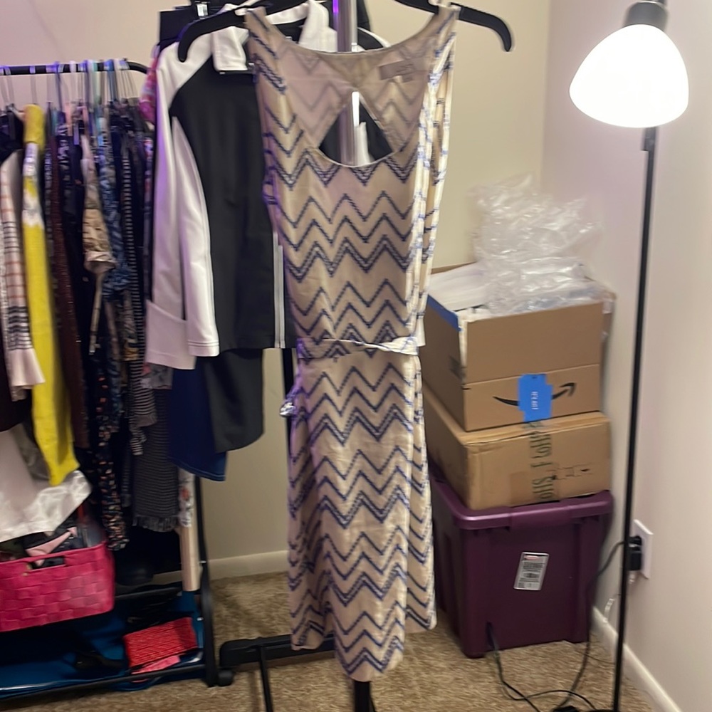 🛍️EUC LOFT embroidered Mini Dress w/ tie belt Sz.4 293